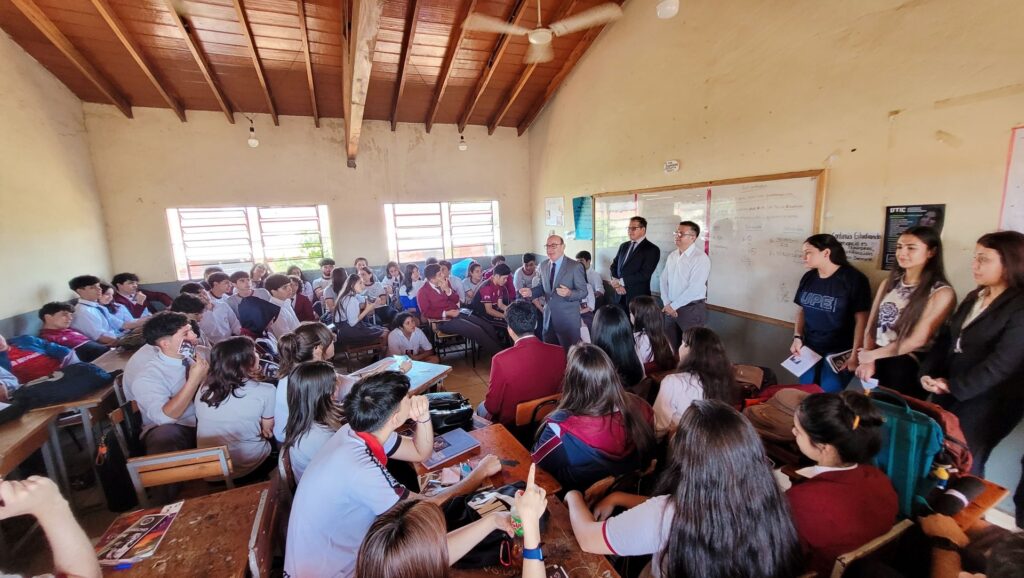 Derecho UPE lleva conocimiento jurídico a estudiantes secundarios del Alto Paraná