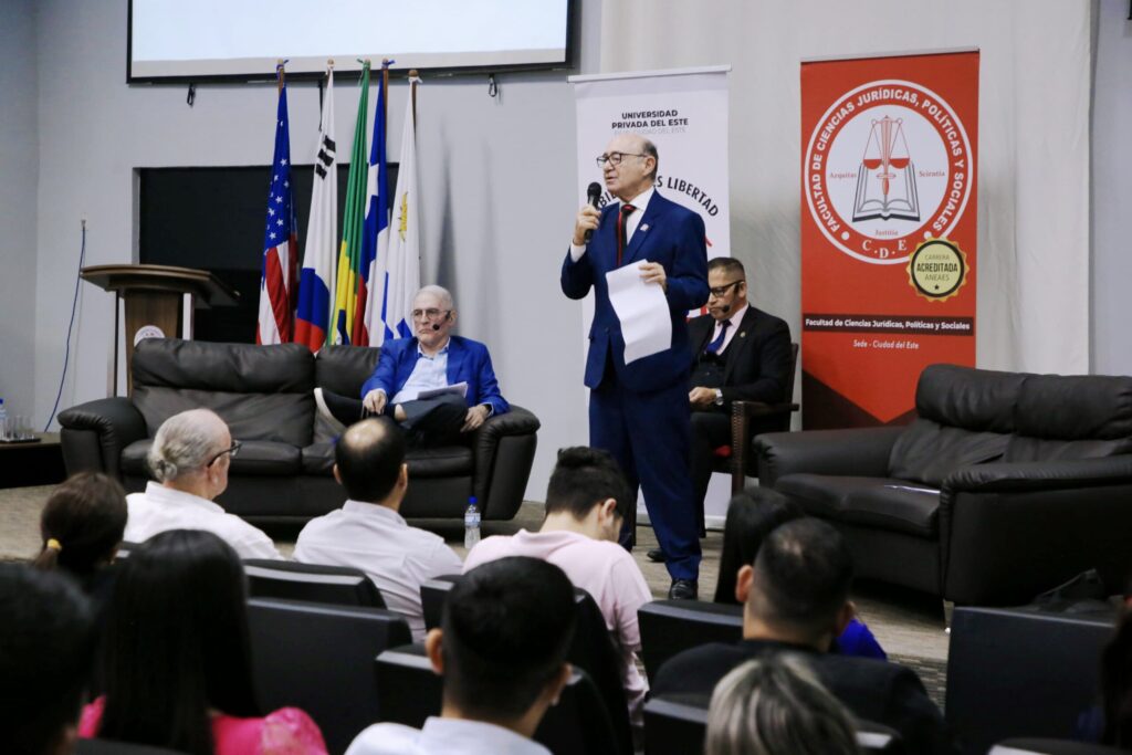 Universidad Privada del Este Aborda los Desafíos de Paraguay en un Panel Conversatorio de Alto Nivel