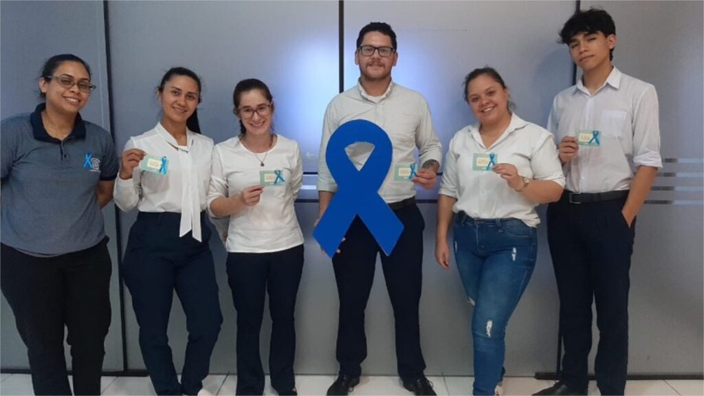 La UPE CDE entrega lazos azules en apoyo a la lucha contra el cáncer de próstata