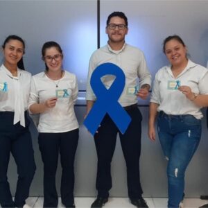 La UPE CDE entrega lazos azules en apoyo a la lucha contra el cáncer de próstata