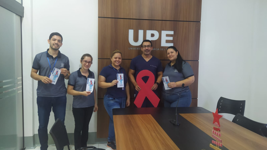 Lucha contra el VIH/SIDA: Entrega de Lazos Rojos en la UPE CDE