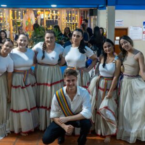 Estudiantes Extranjeros Exploran la Cultura Paraguaya en Evento de la UPE