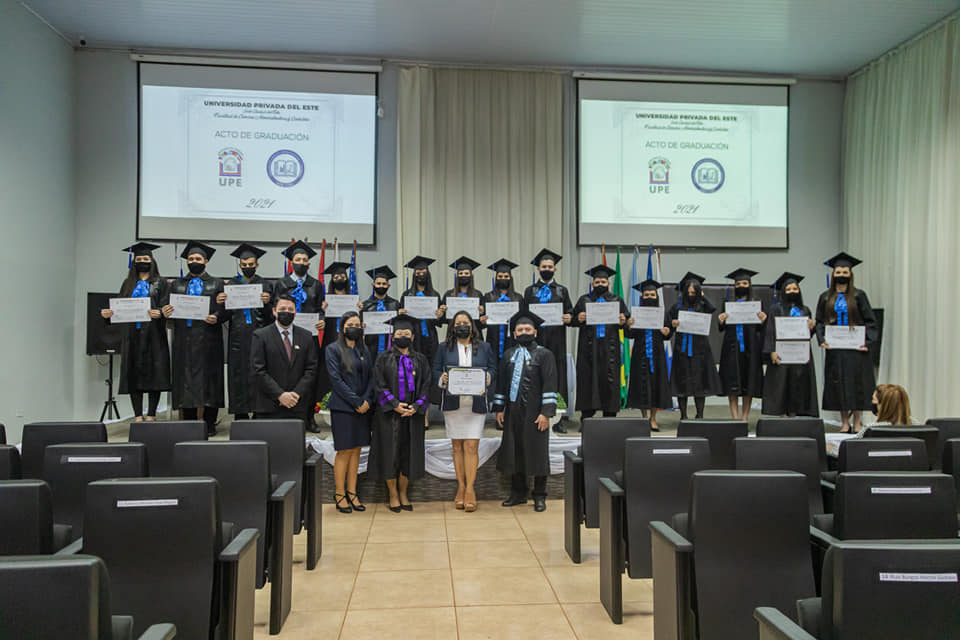 Acto de graduación de la Universidad Privada del Este, Sede Ciudad del Este, atendiendo todos los protocolos sanitarios.