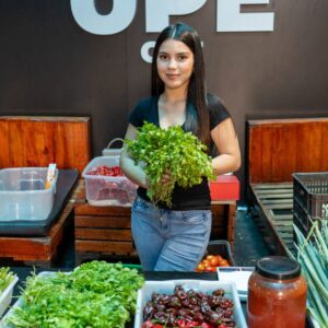 Estudiantes de Ingeniería Agronómica presentan productos frescos en la Feria Agrícola de la UPE CDE