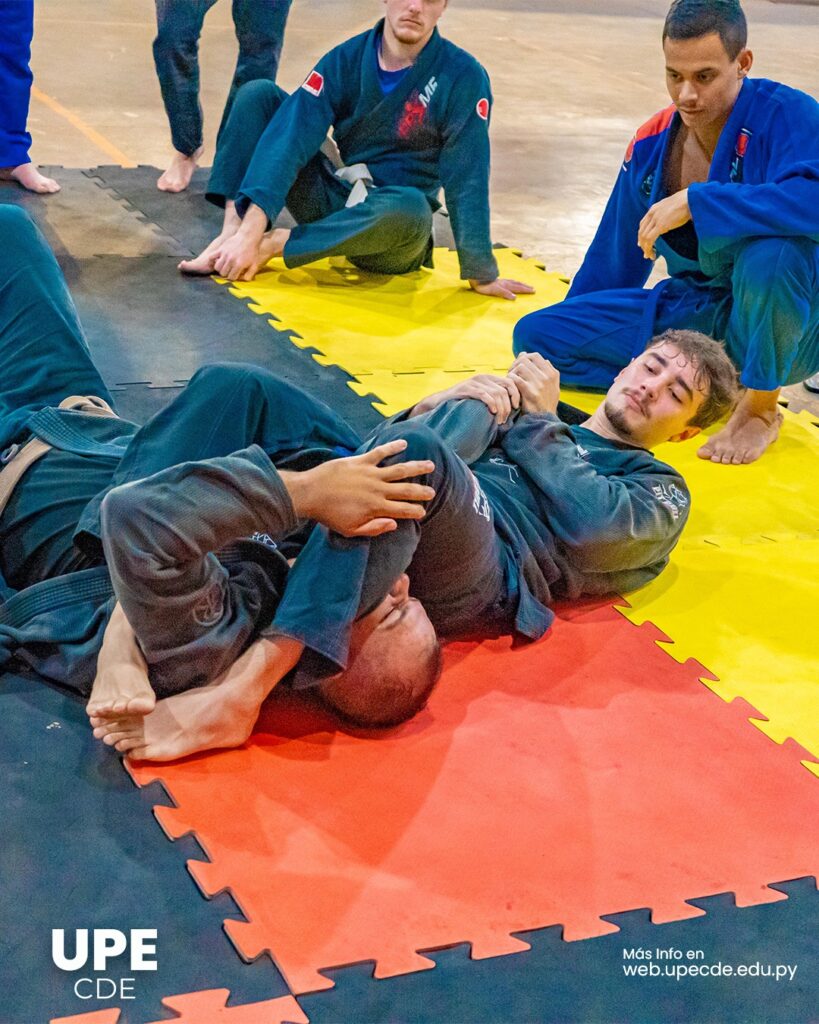 Entrenamiento de jiu-jitsu en el Polideportivo de la UPE CDE: una apuesta por la formación integral