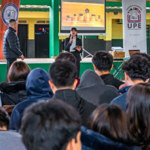 Educación financiera para jóvenes: estudiantes de Ingeniería Comercial promueven el aprendizaje temprano en el Colegio Educativo Municipal