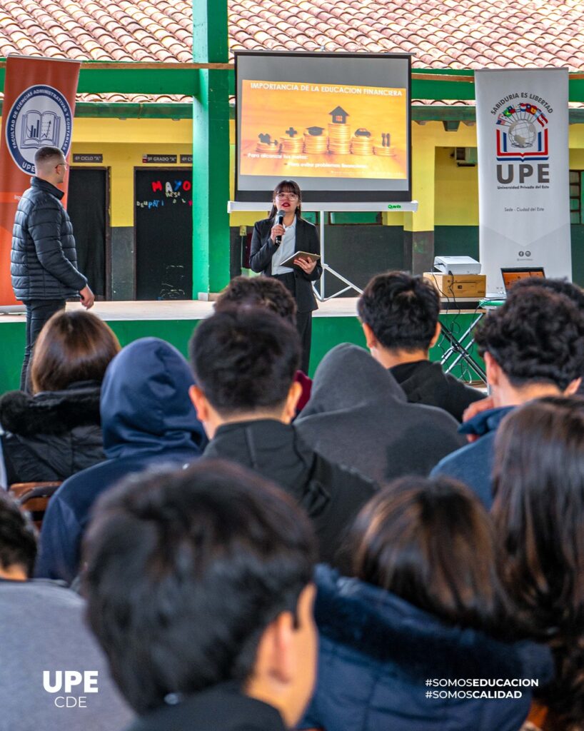 Educación financiera para jóvenes: estudiantes de Ingeniería Comercial promueven el aprendizaje temprano en el Colegio Educativo Municipal