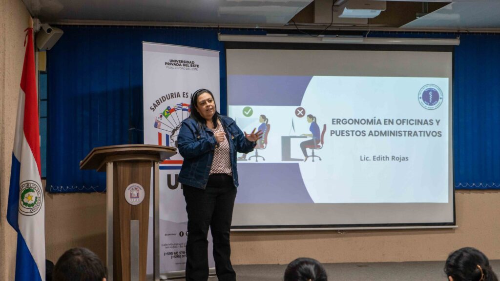 Facultad de Ciencias Médicas promueve el bienestar laboral con capacitación en ergonomía para personal administrativo