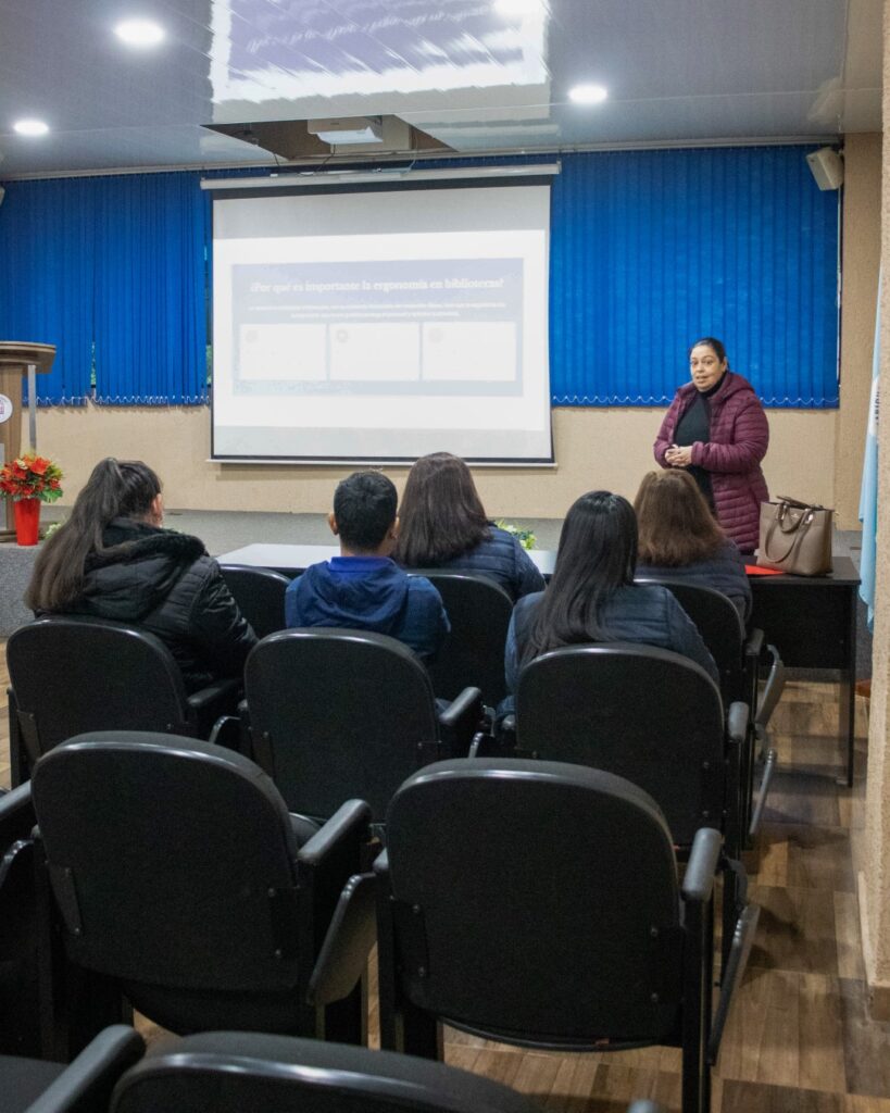 Facultad de Ciencias Médicas promueve el bienestar laboral con capacitación en ergonomía para el personal de Biblioteca